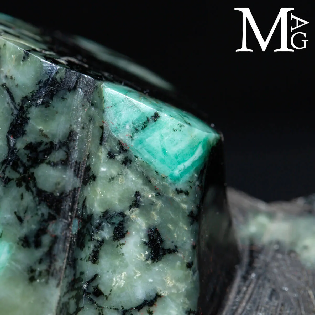 Smeraldi Verdi in Matrice di Biotite.