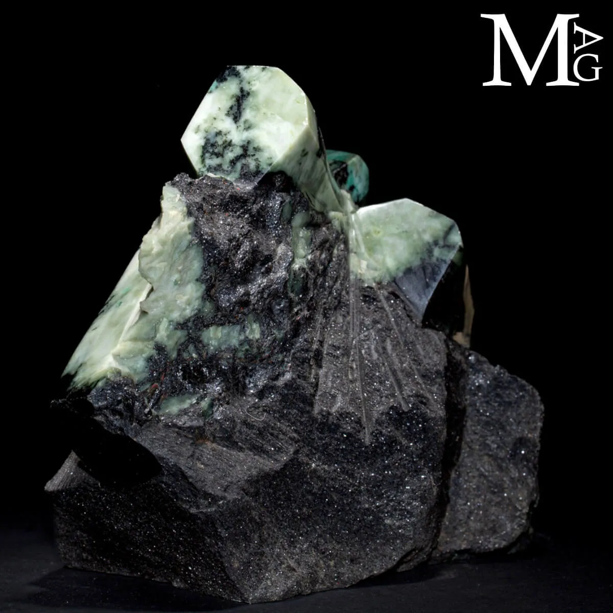Scultura di Cristalli di Smeraldo in Matrice.