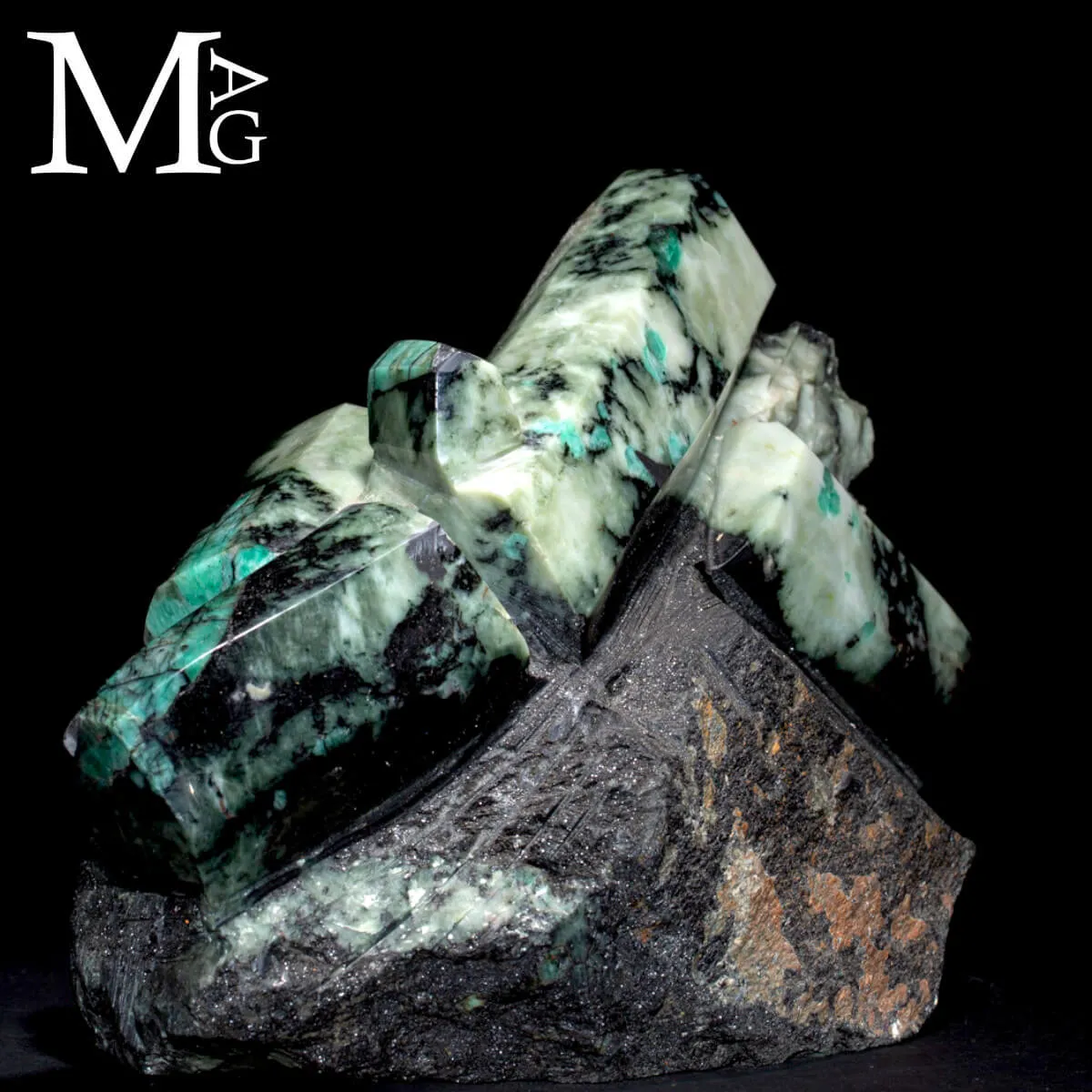 Scultura di Cristalli di Smeraldo in Matrice.