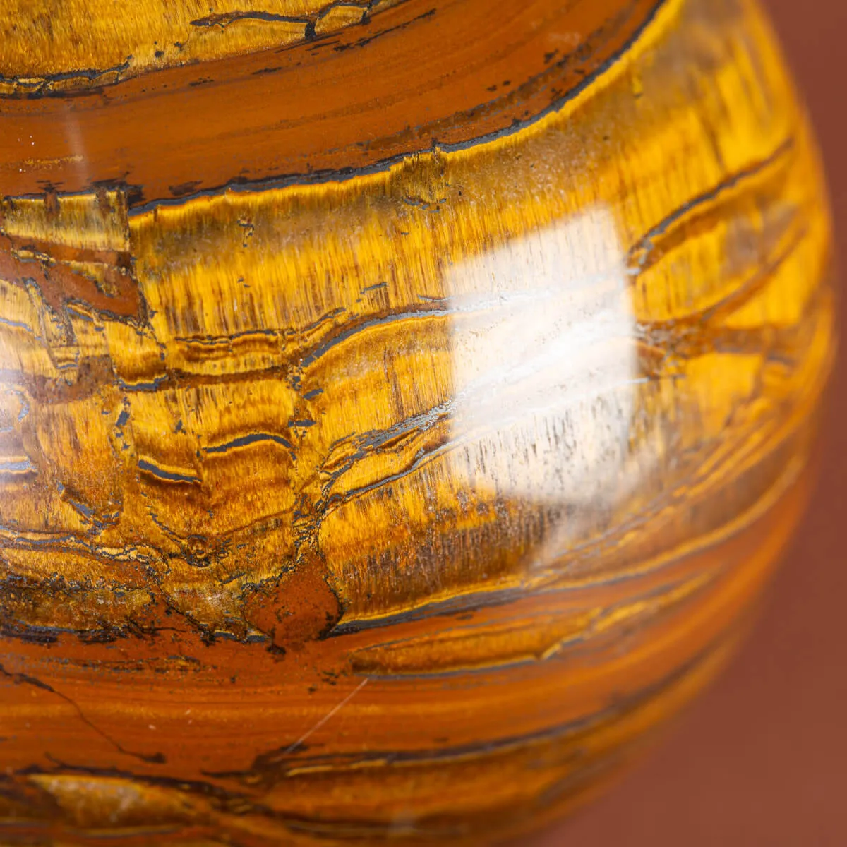 Sfera in Tiger Iron Intagliata.