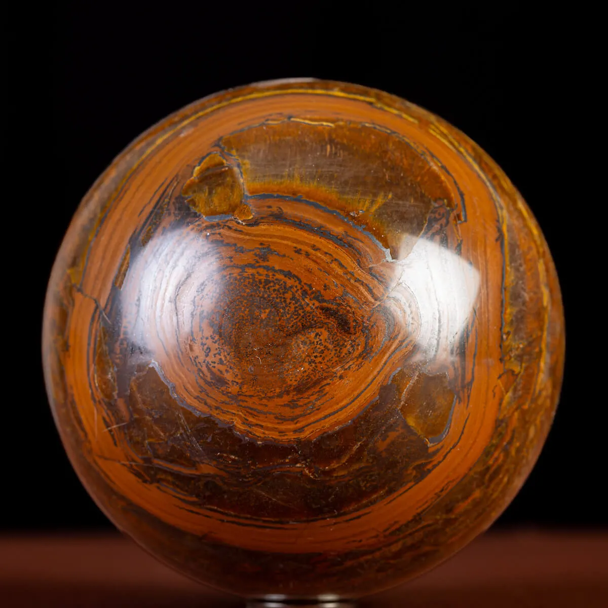 Sfera in Tiger Iron Intagliata.