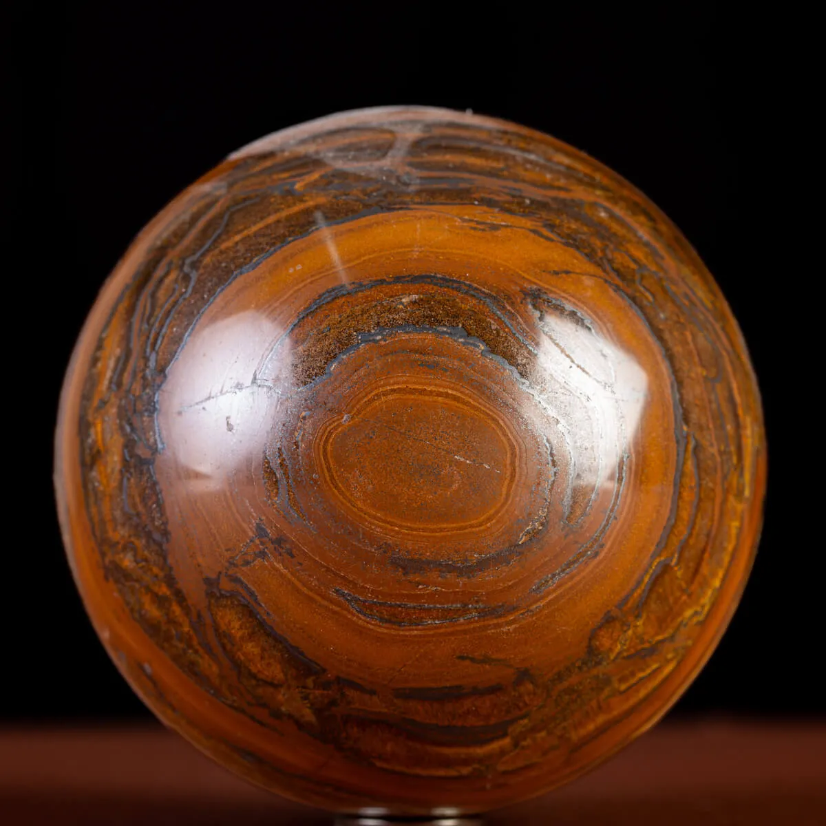 Sfera in Tiger Iron Intagliata.