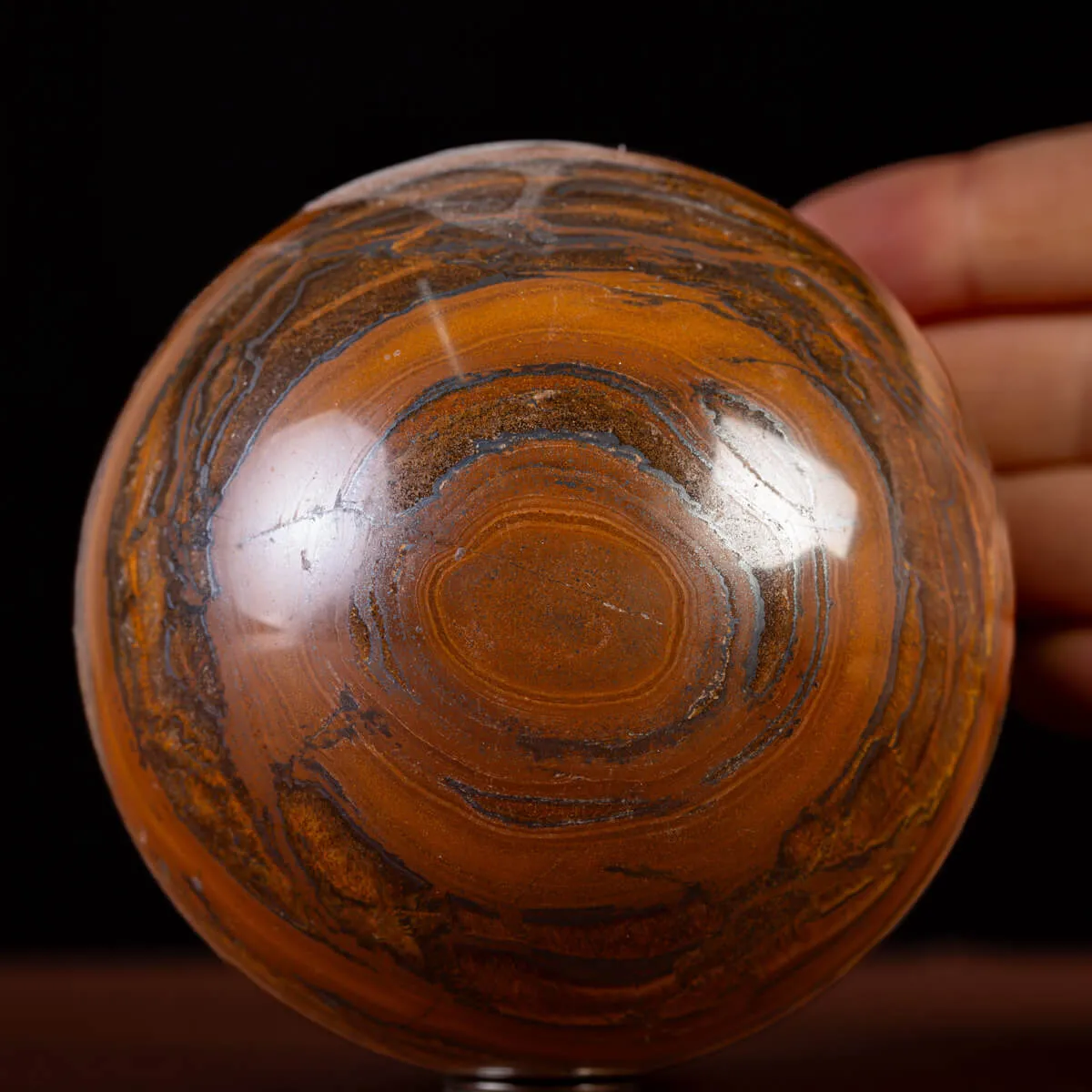 Sfera in Tiger Iron Intagliata.