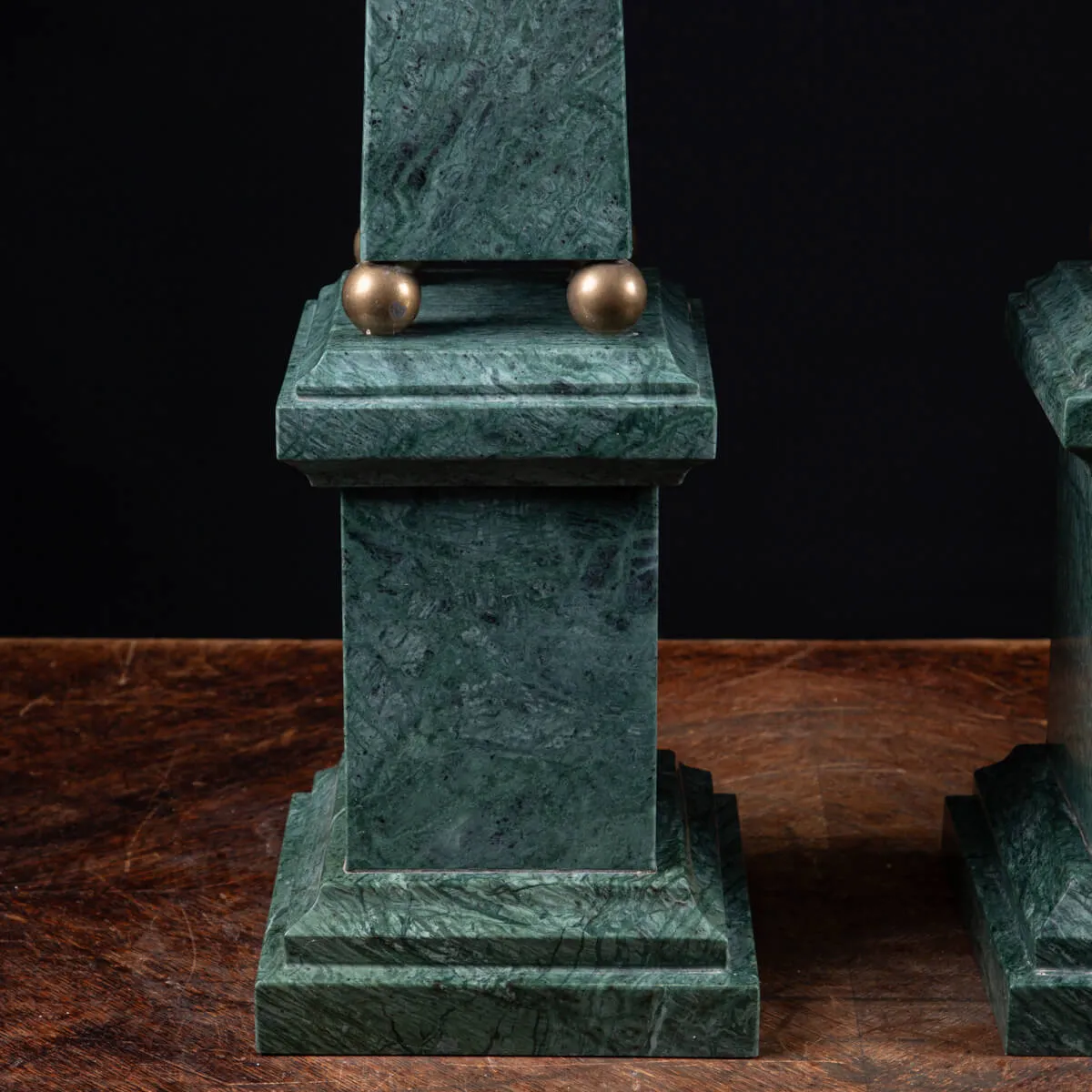 Imponenti obelischi in marmo verde alpino: capolavori di design esclusivo per la decorazione di ambienti prestigiosi