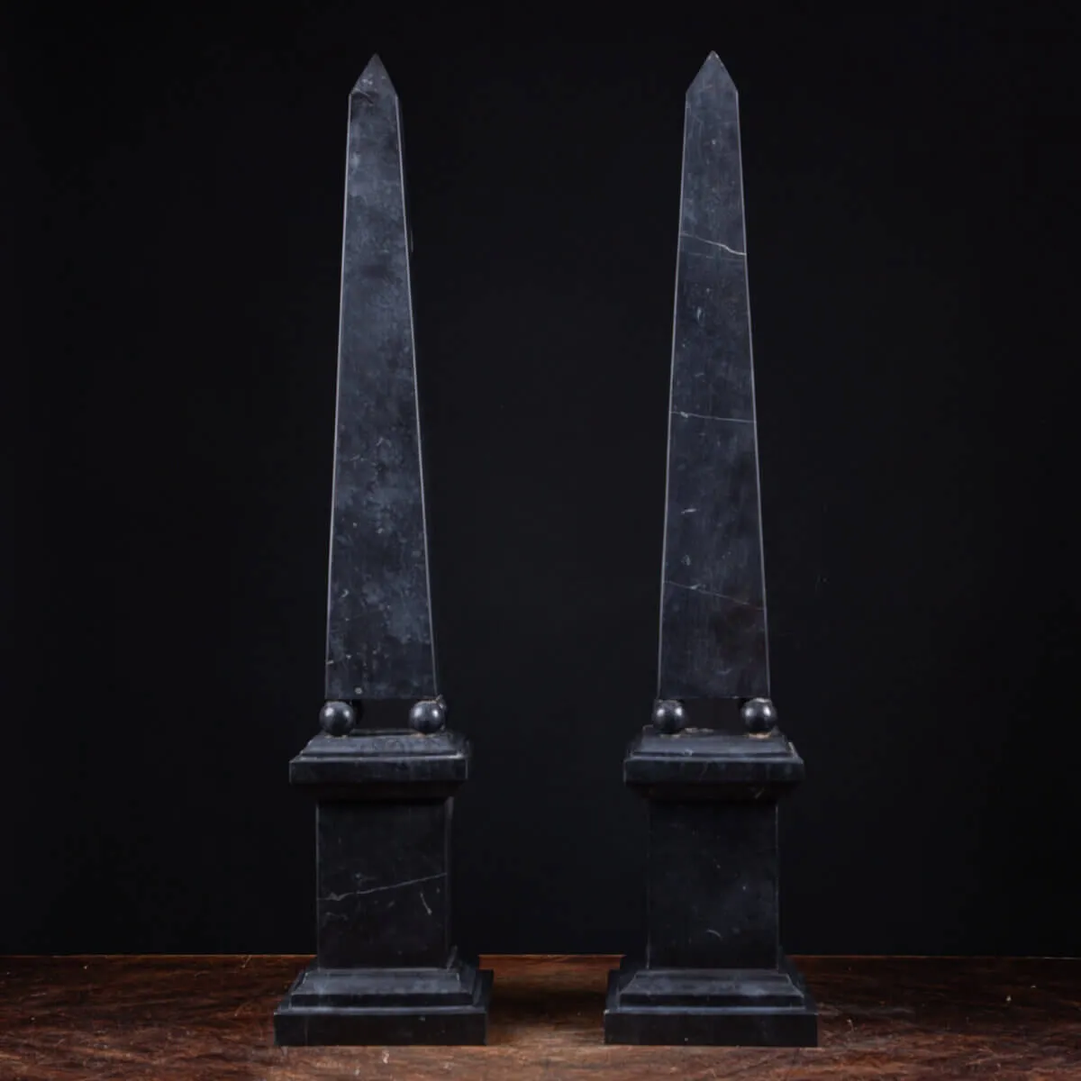 Imponenti Obelischi in Marmo Nero: Eleganza Semplice per Interni Prestigiosi ed Eleganti