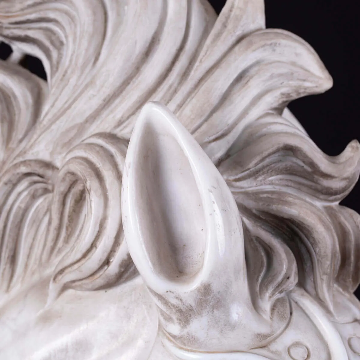 Straordinario Cavallo in Marmo di Carrara con Armatura: Capolavoro Artigianale di Forza e Protezione.