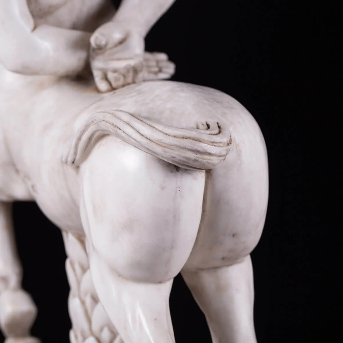 Centauro in Marmo di Carrara con Teschio: Simbolo di Mitologia e Fugacità del Tempo.