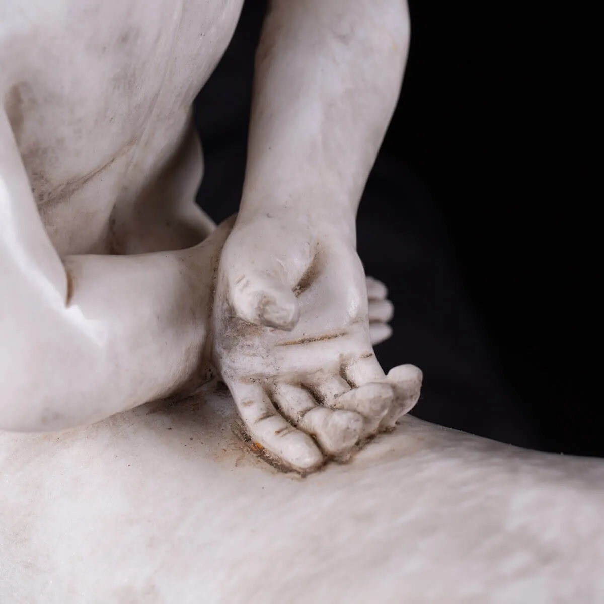 Centauro in Marmo di Carrara con Teschio: Simbolo di Mitologia e Fugacità del Tempo.