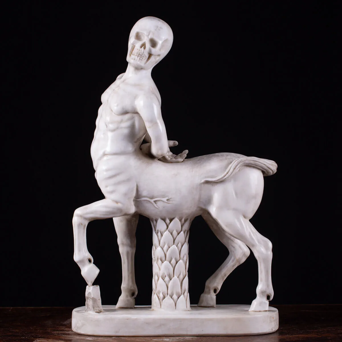 Centauro in Marmo di Carrara con Teschio: Simbolo di Mitologia e Fugacità del Tempo.