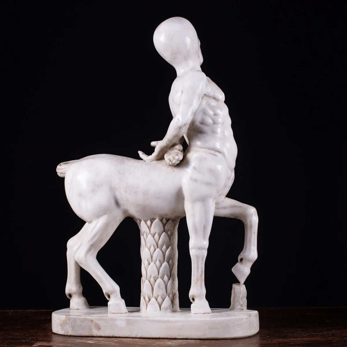 Centauro in Marmo di Carrara con Teschio: Simbolo di Mitologia e Fugacità del Tempo.