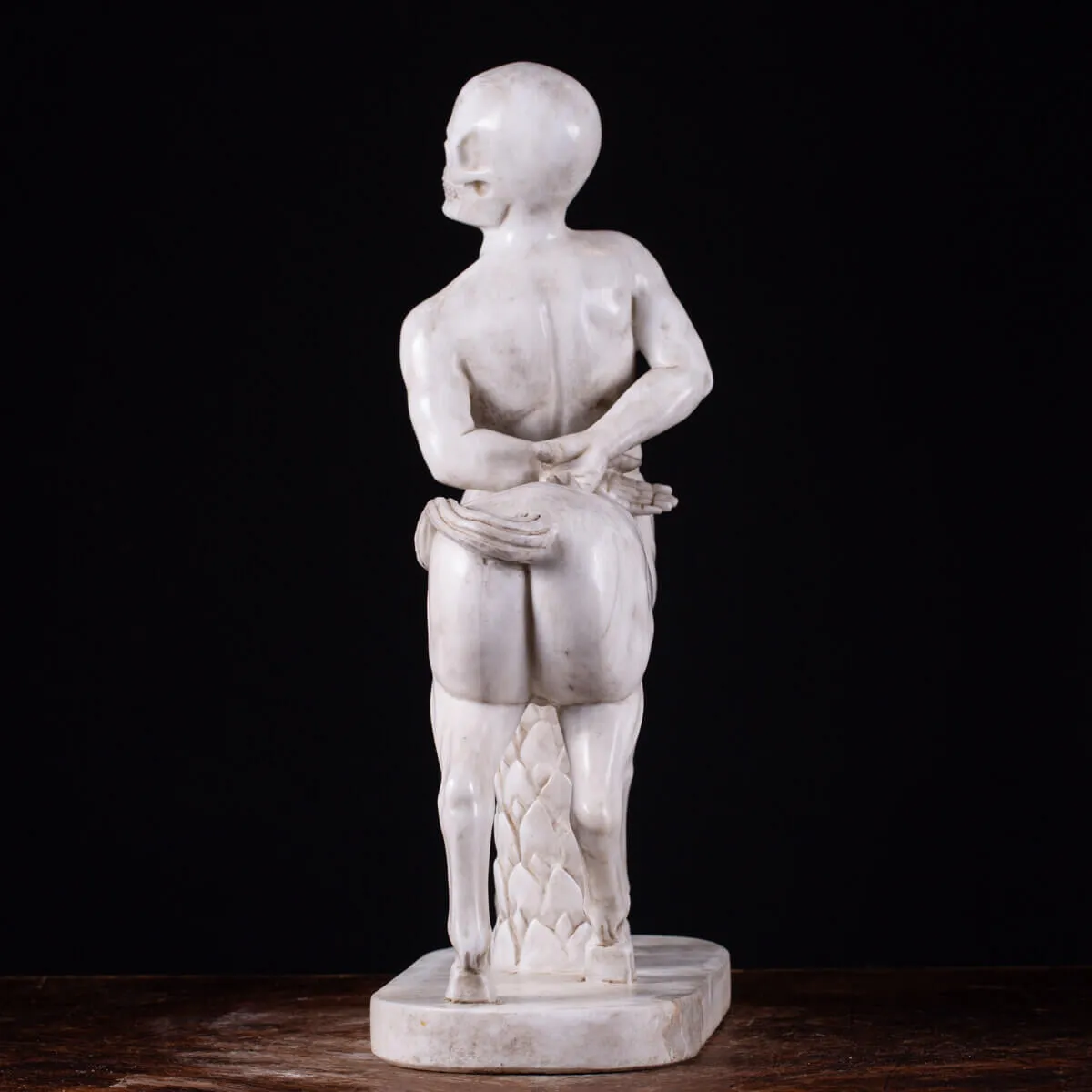 Centauro in Marmo di Carrara con Teschio: Simbolo di Mitologia e Fugacità del Tempo.