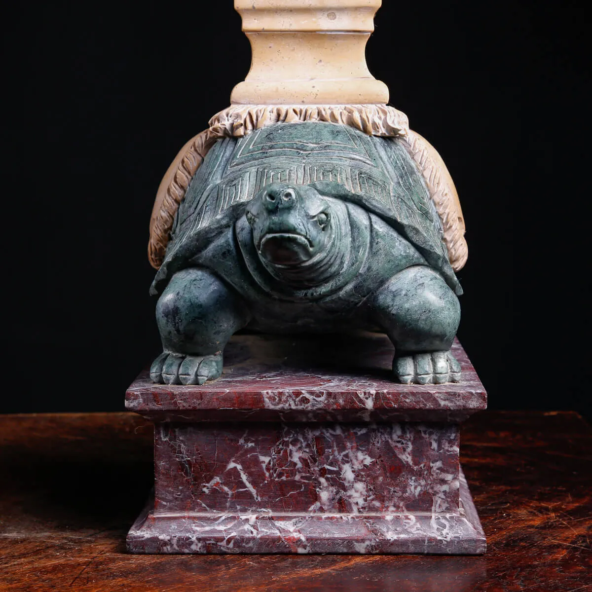Coppia di obelischi in marmo con base scultorea a forma di tartaruga.