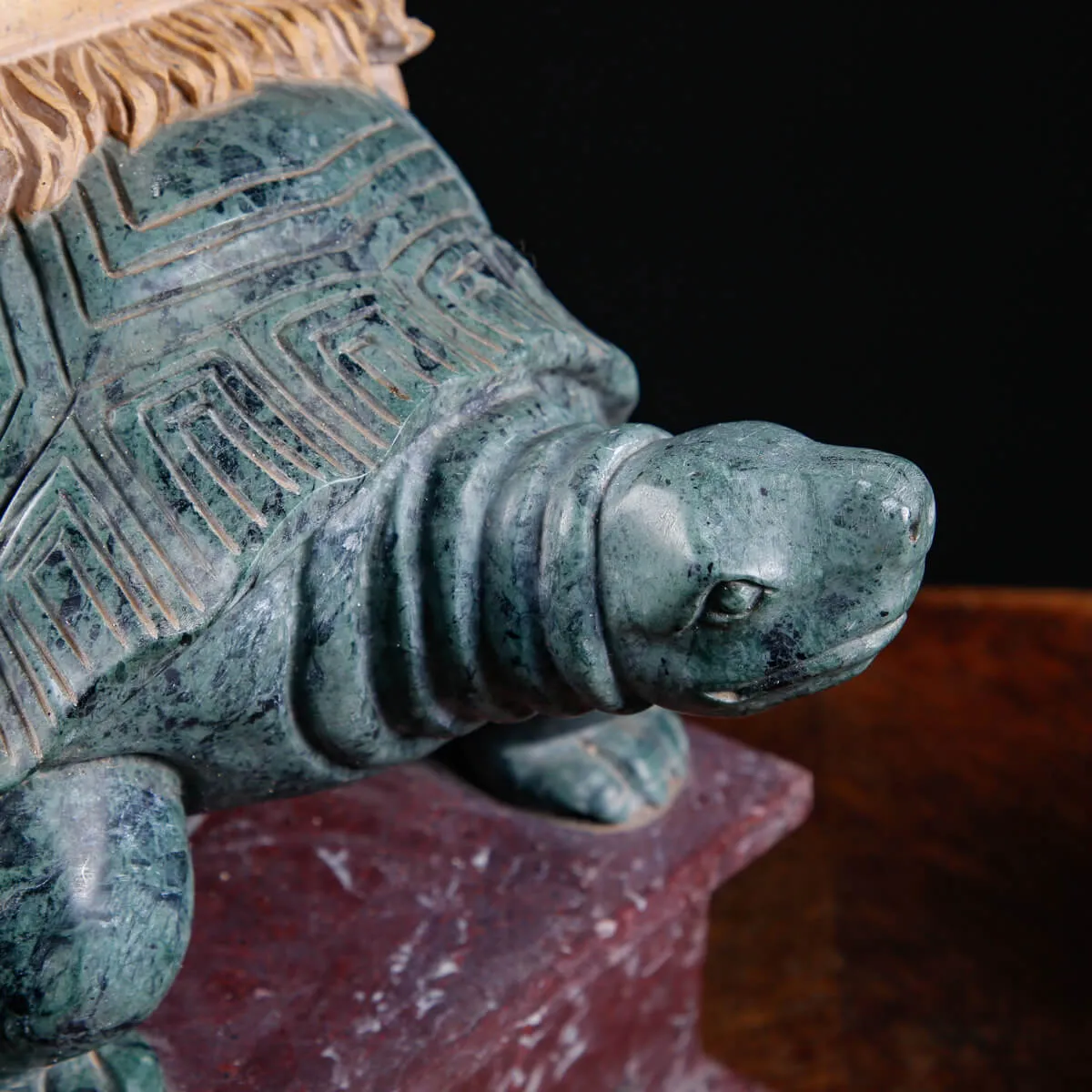 Coppia di obelischi in marmo con base scultorea a forma di tartaruga.