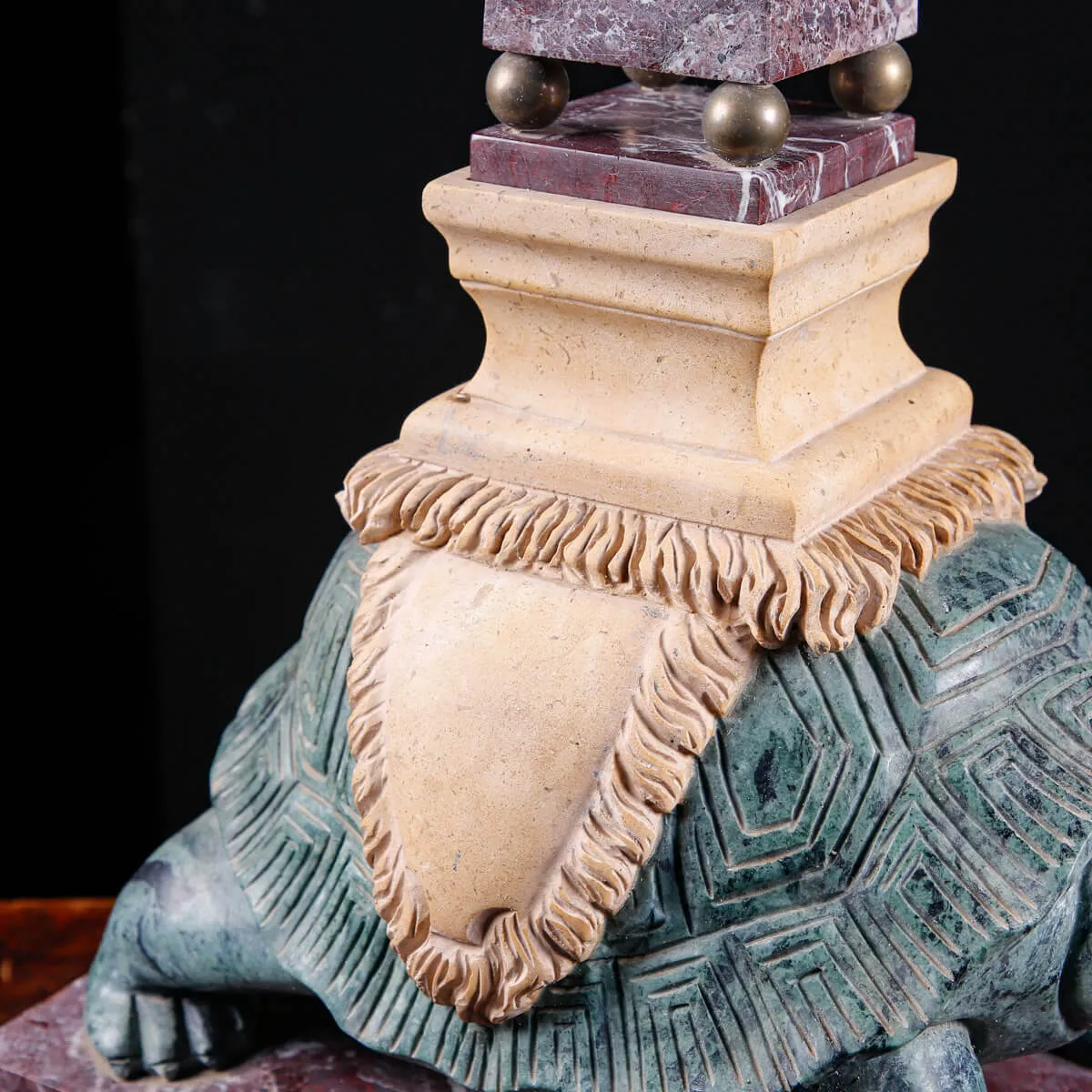 Coppia di obelischi in marmo con base scultorea a forma di tartaruga.