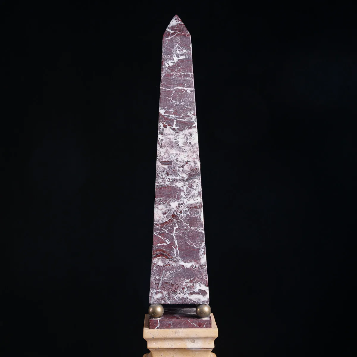 Coppia di obelischi in marmo con base scultorea a forma di tartaruga.