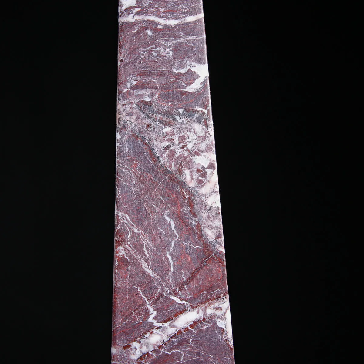 Coppia di obelischi in marmo con base scultorea a forma di tartaruga.