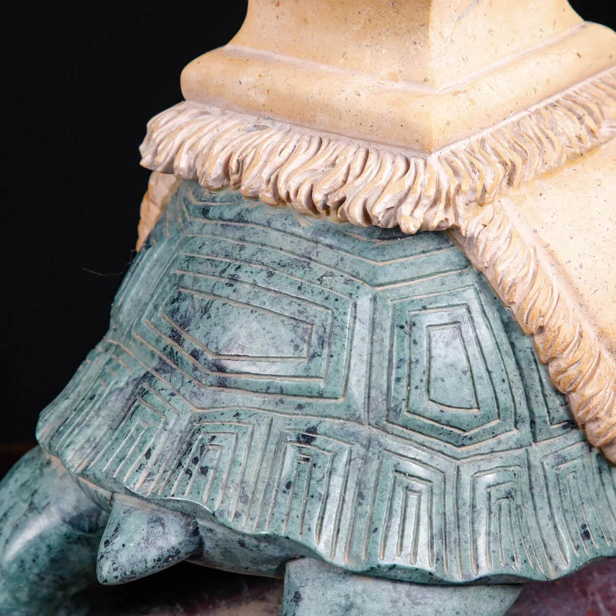 Coppia di obelischi in marmo con base scultorea a forma di tartaruga.
