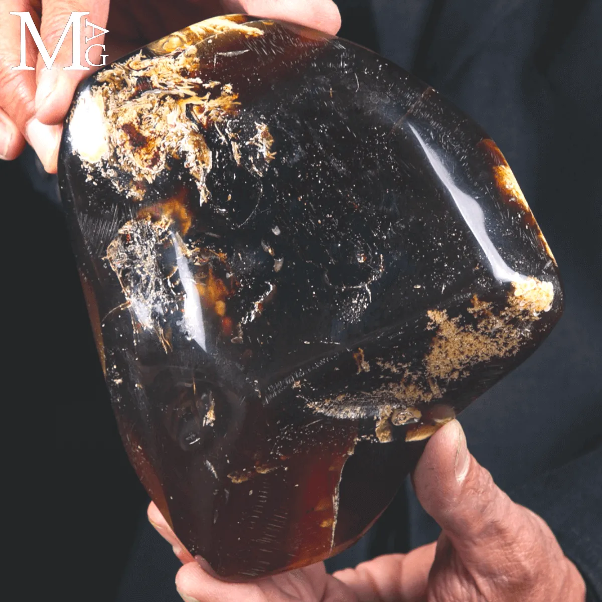 Ambra di Sumatra: pezzo da collezione con spettro UV