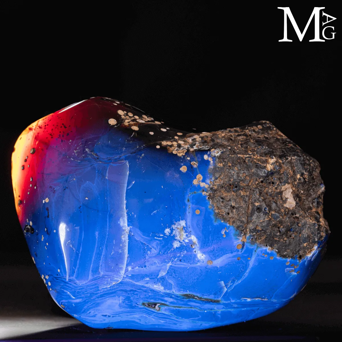 Ambra di Sumatra - La trasformazione ottica alla luce UV.