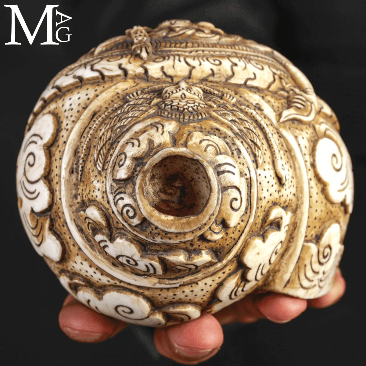 Conchiglia Shankha Tibetana Scolpita – Mahakala, il Protettore del Dharma