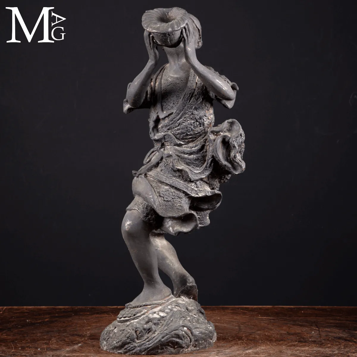 Okimono in Bronzo Rituale Giapponese - Suonatore di Horagai.