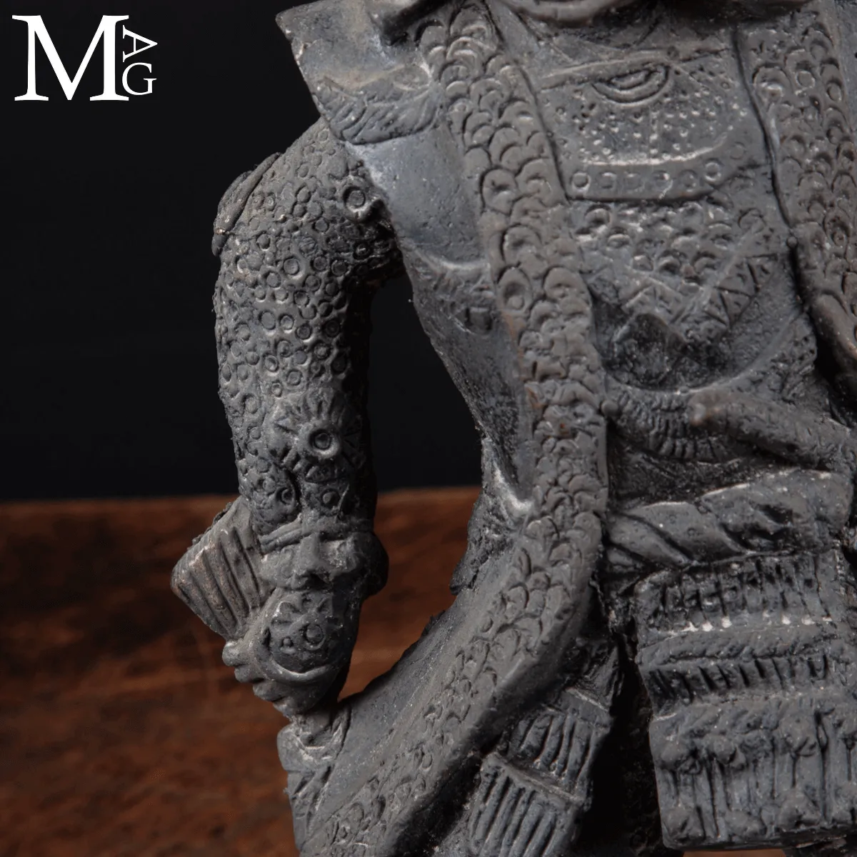 Scultura in Bronzo – Guerriero Asiatico con Ventaglio da Comando.