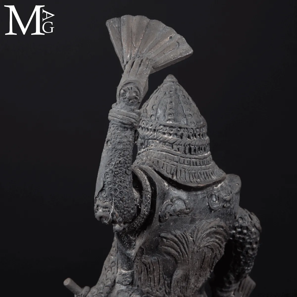 Scultura in Bronzo – Guerriero Asiatico con Ventaglio da Comando.