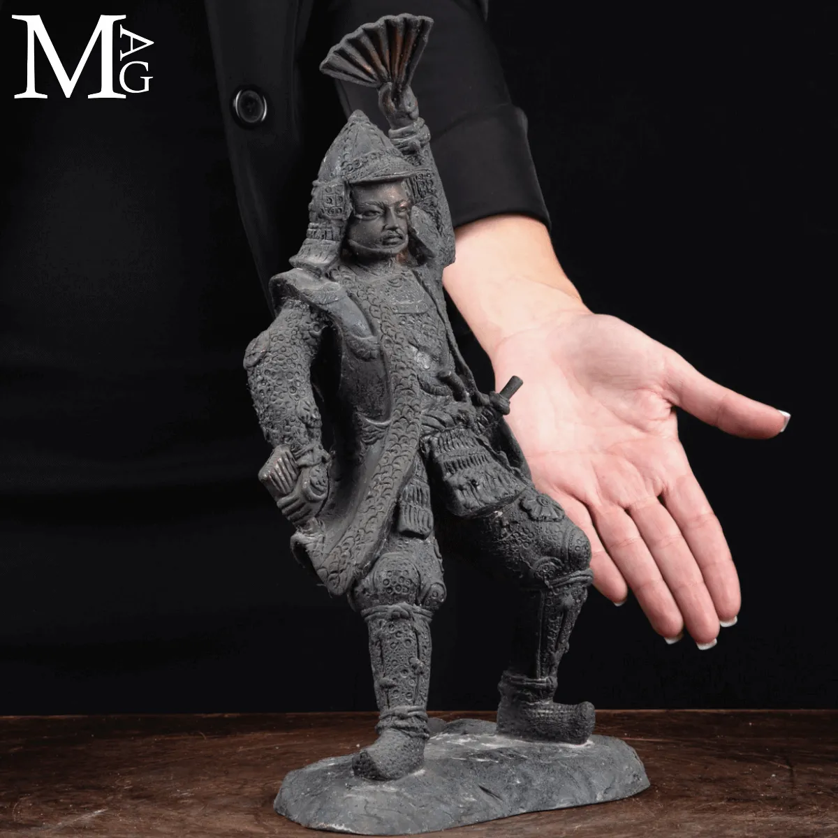 Scultura in Bronzo – Guerriero Asiatico con Ventaglio da Comando.