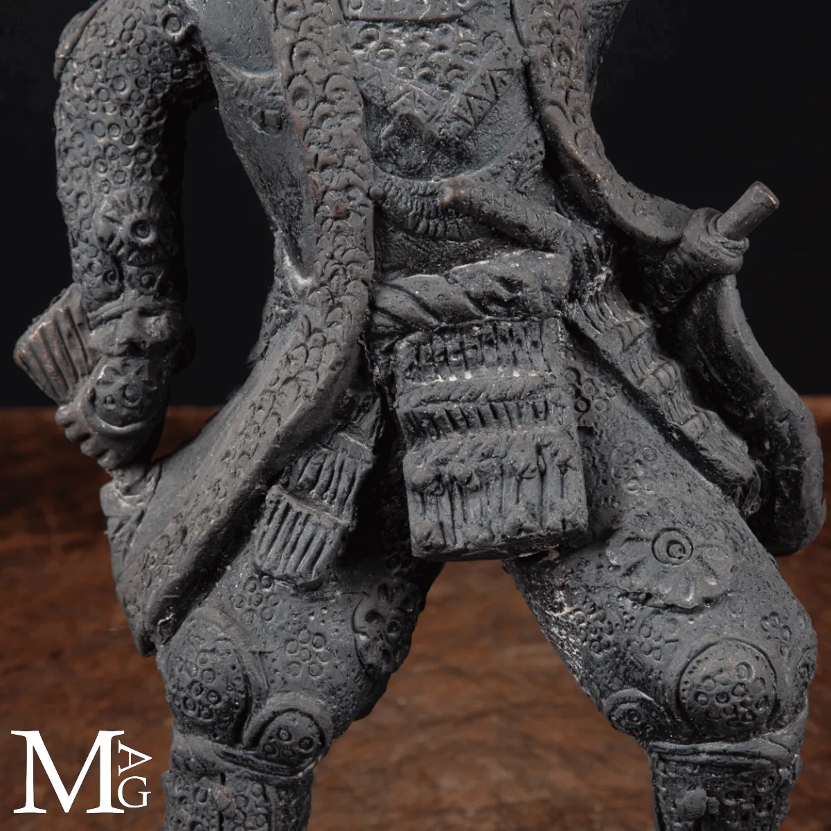 Scultura in Bronzo – Guerriero Asiatico con Ventaglio da Comando.