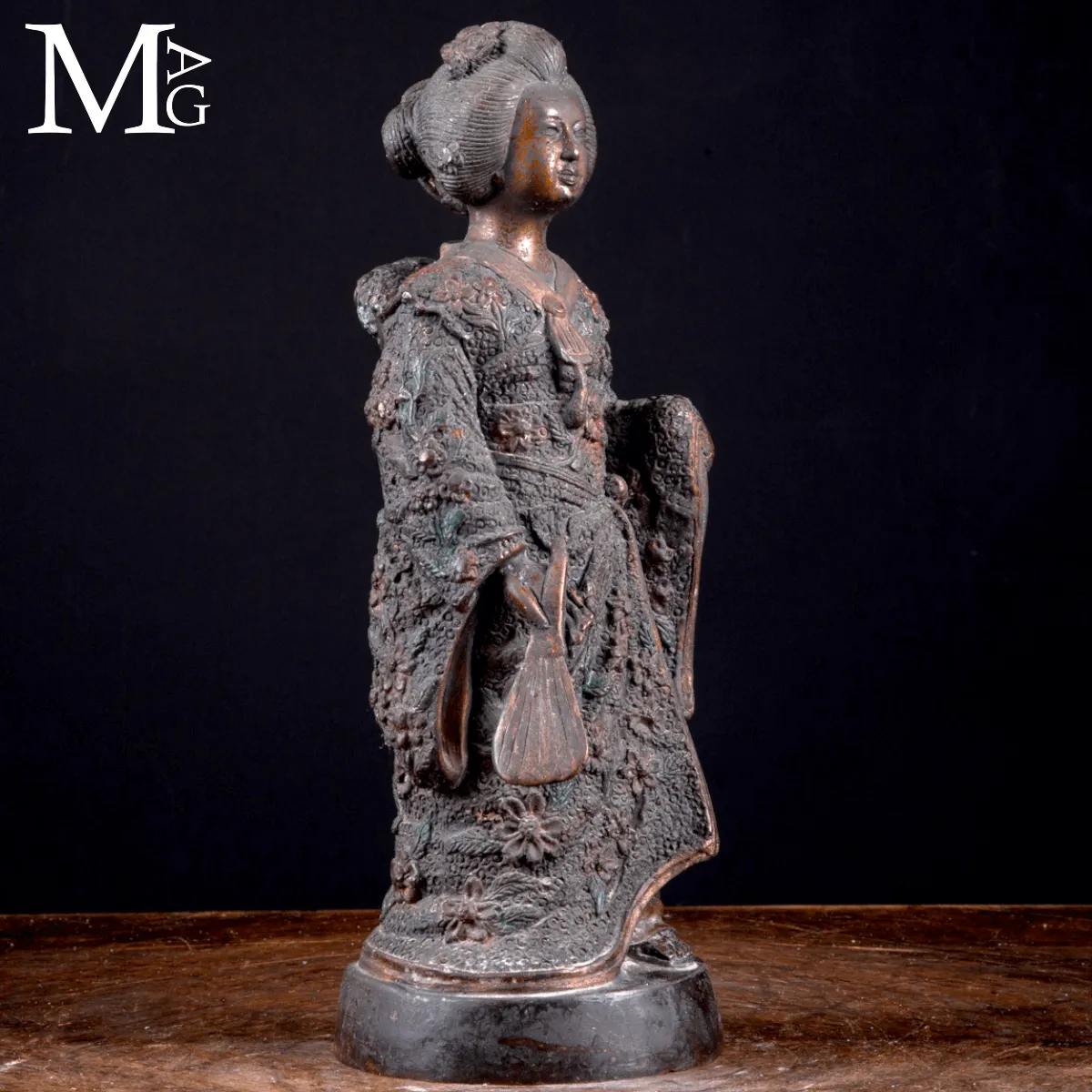 Statua in Bronzo Geisha – Okimono Giapponese, XX secolo.
