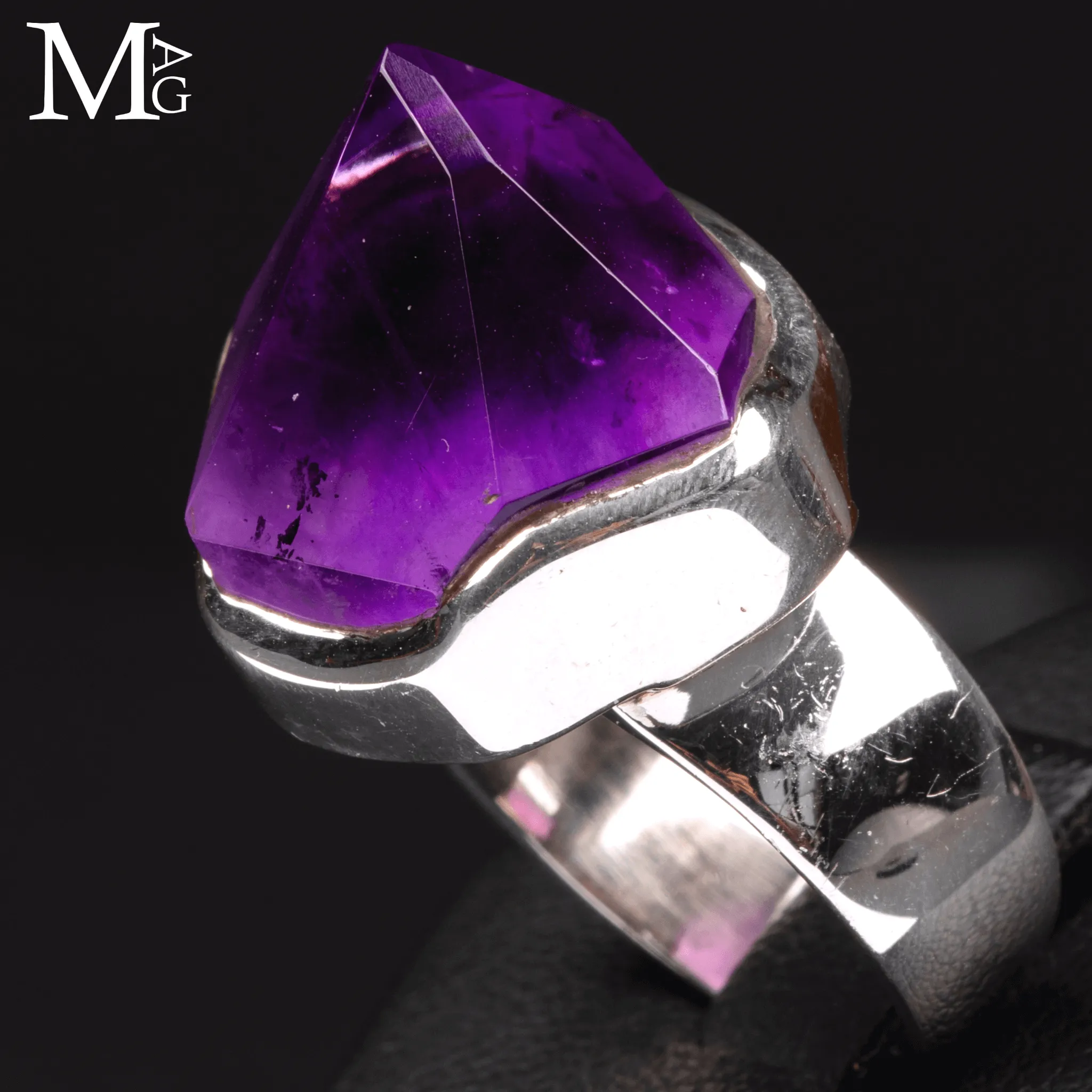 Anello in argento 925 con Ametista naturale.