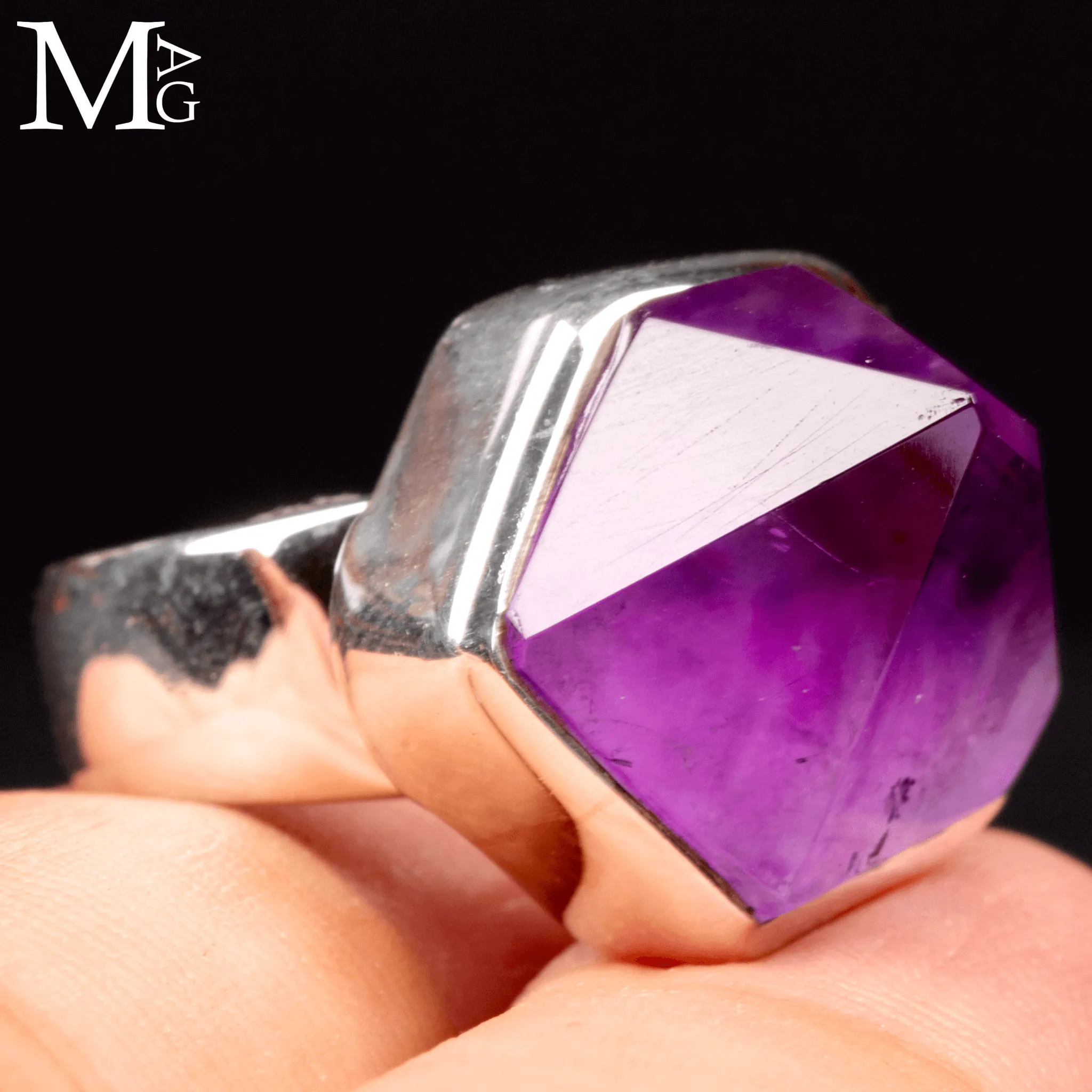 Anello in argento 925 con Ametista naturale.