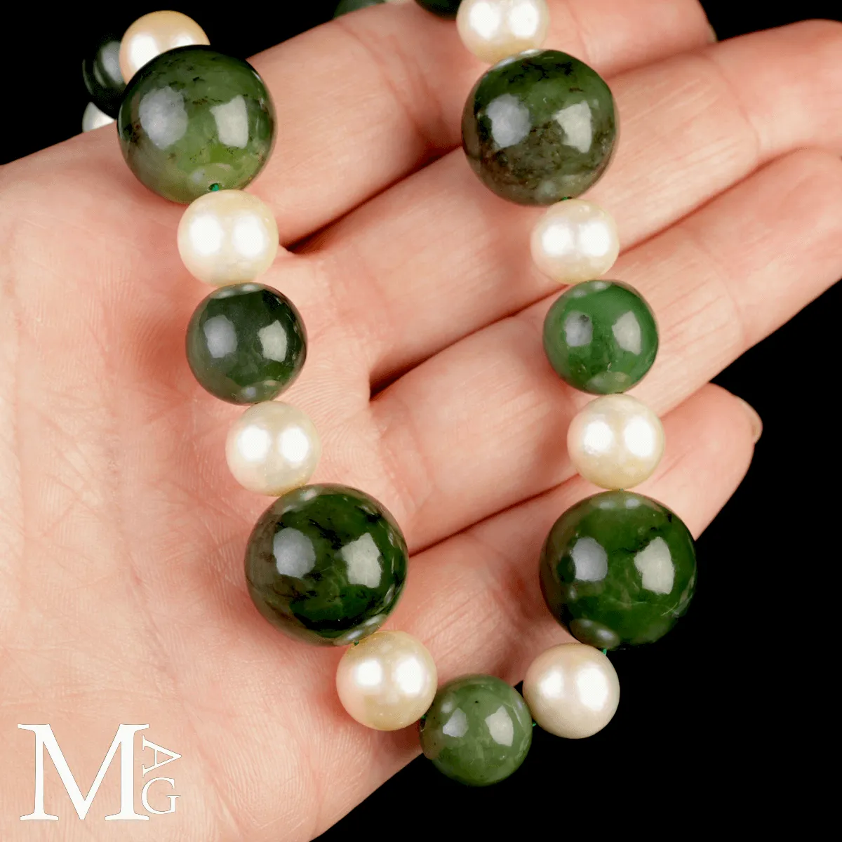 Collana in Giada e Perle – Eleganza Essenziale.