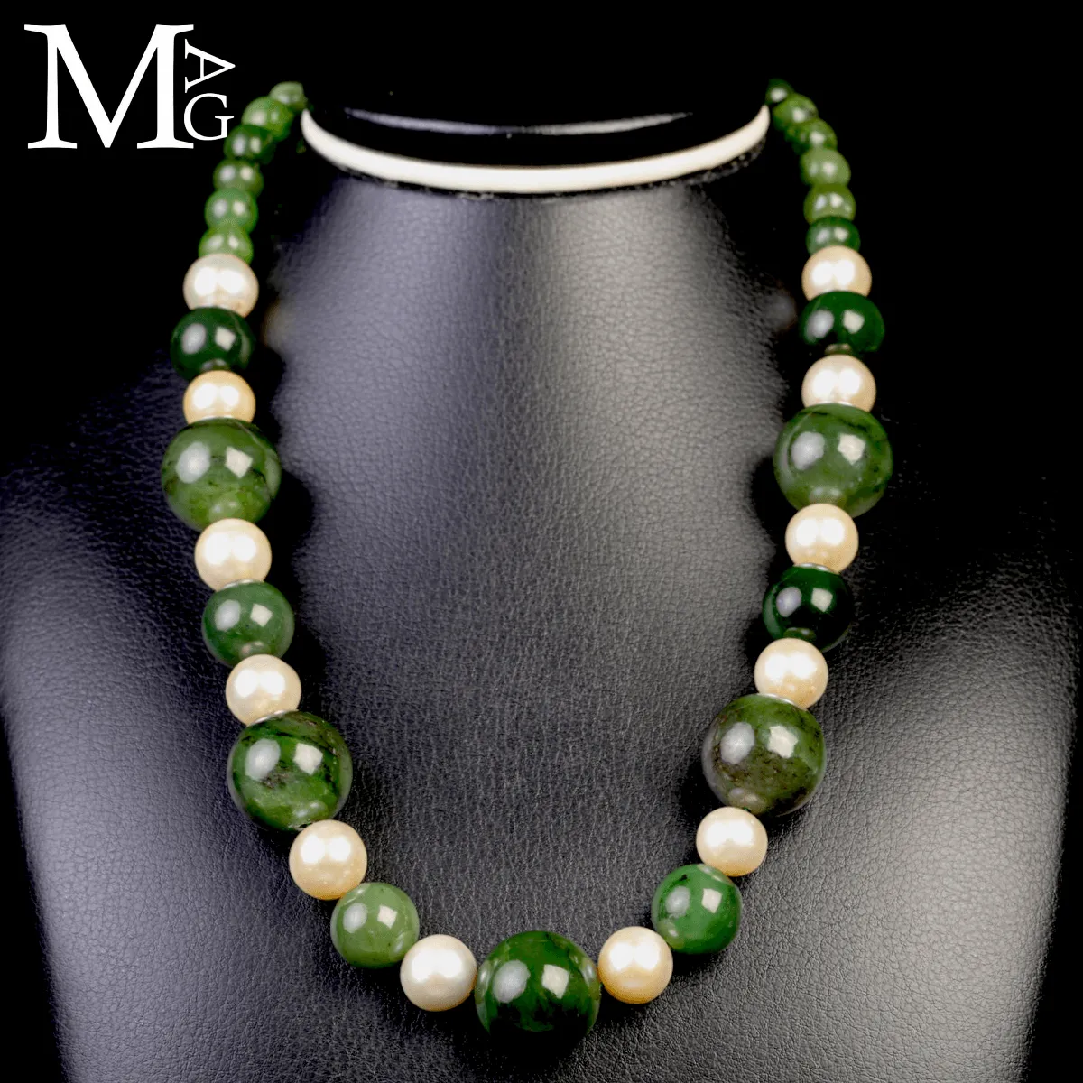 Collana in Giada e Perle – Eleganza Essenziale.