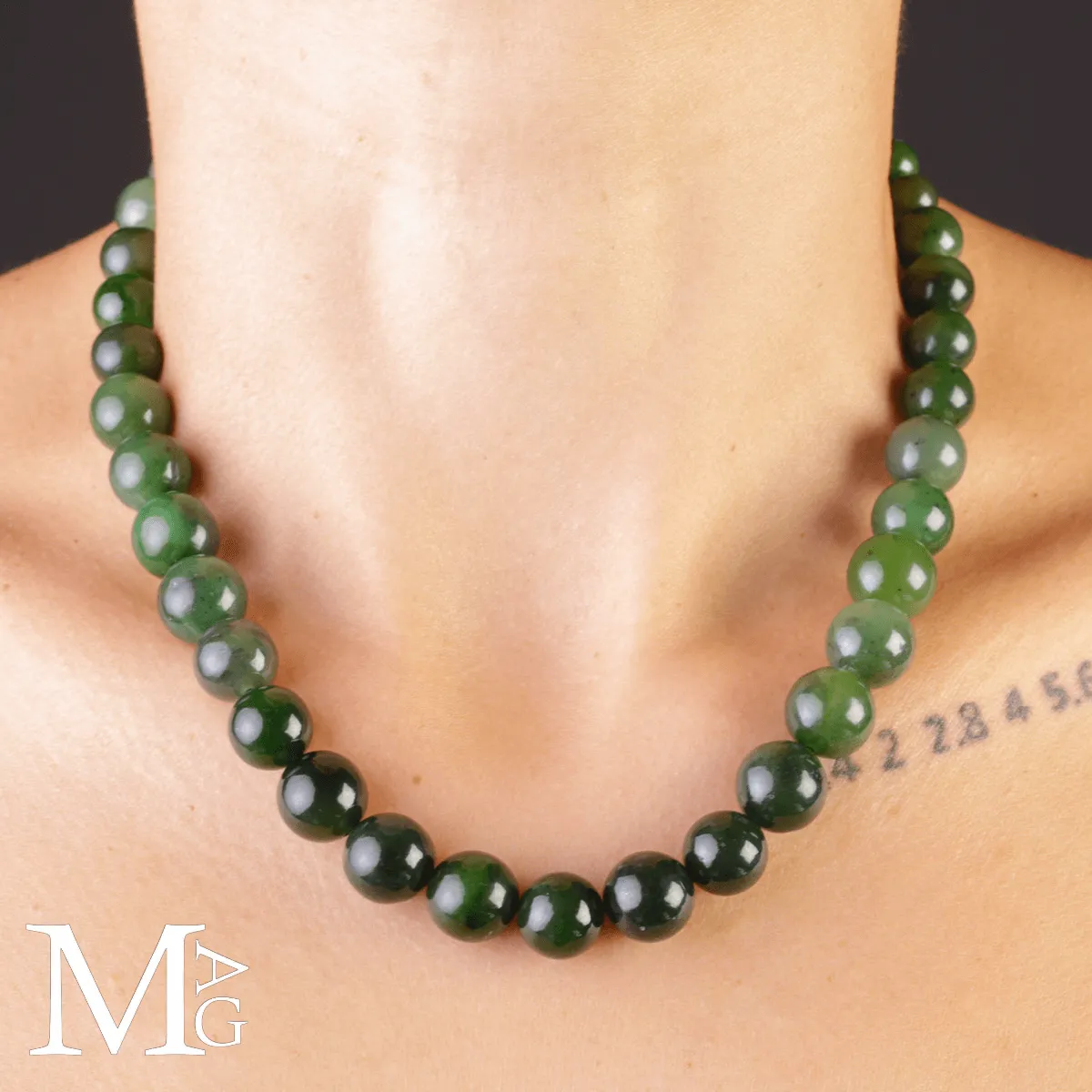 Collier in Giada Nefrite – Gradazione Naturale di Verdi.