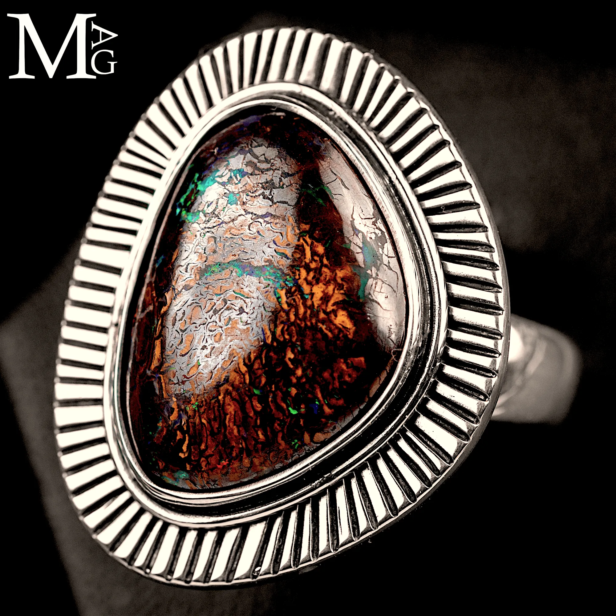 Anello in Argento con Opale Boulder Naturale - Australia