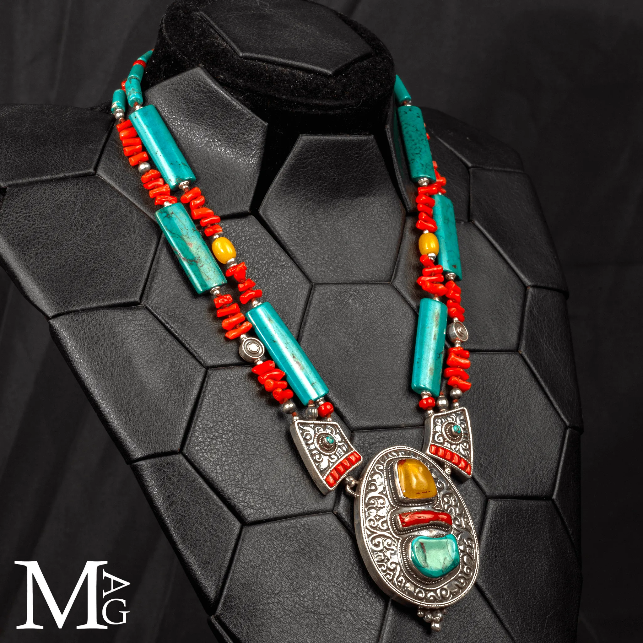 Collana Himalayana Cerimoniale in Argento Cesellato, Ambra, Corallo e Turchese.