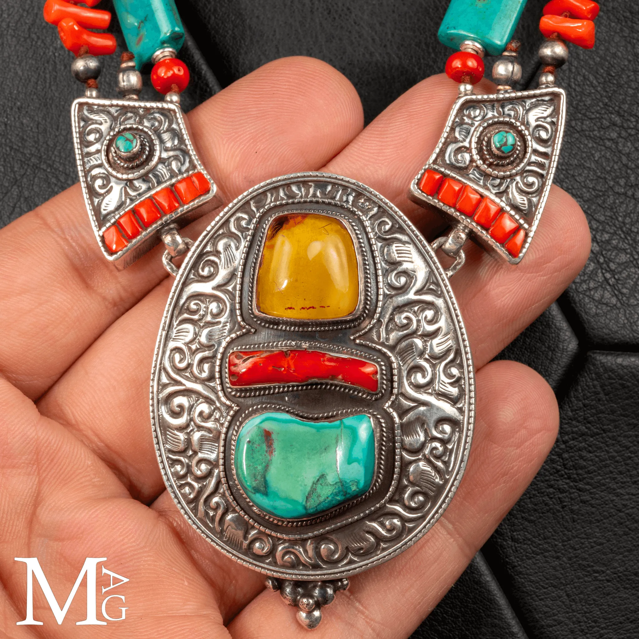 Collana Himalayana Cerimoniale in Argento Cesellato, Ambra, Corallo e Turchese.