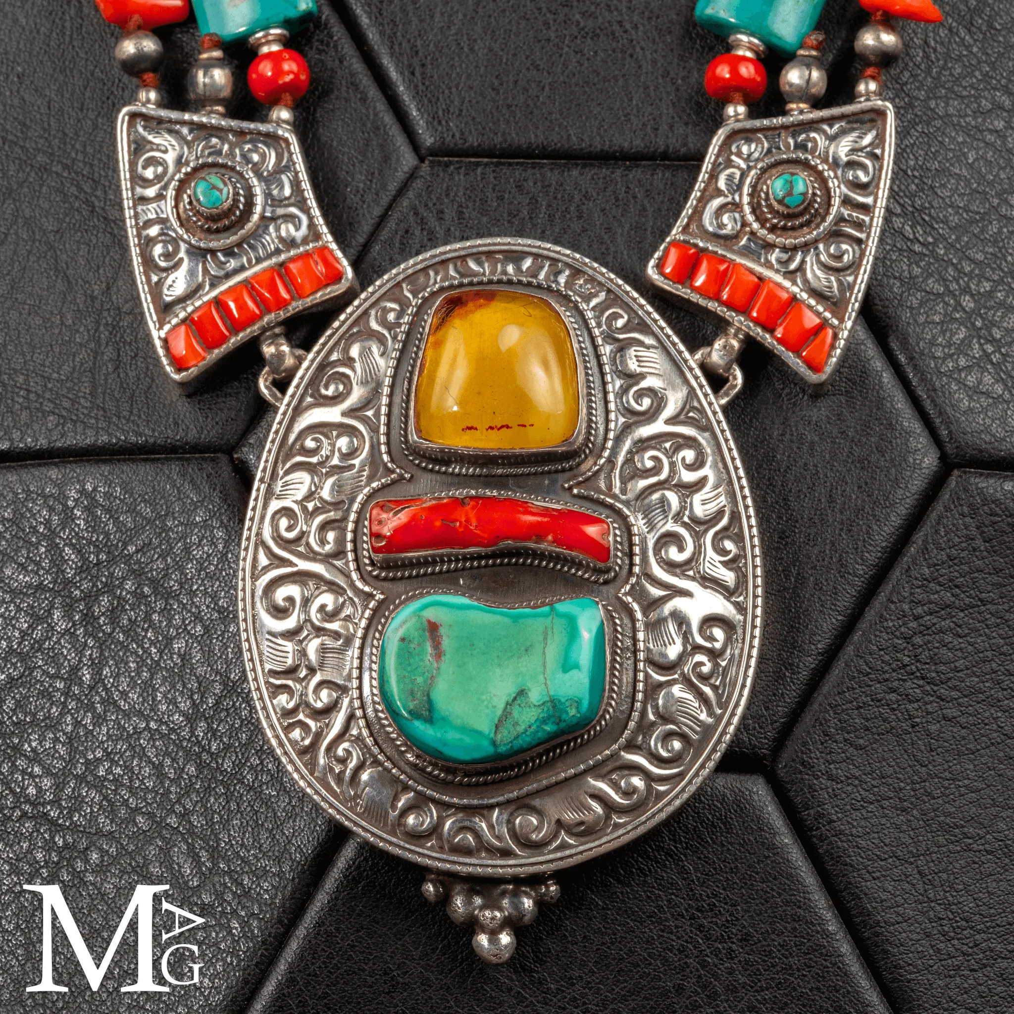 Collana Himalayana Cerimoniale in Argento Cesellato, Ambra, Corallo e Turchese.