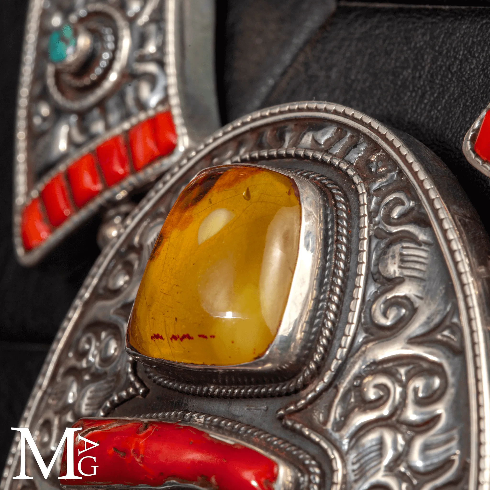 Collana Himalayana Cerimoniale in Argento Cesellato, Ambra, Corallo e Turchese.