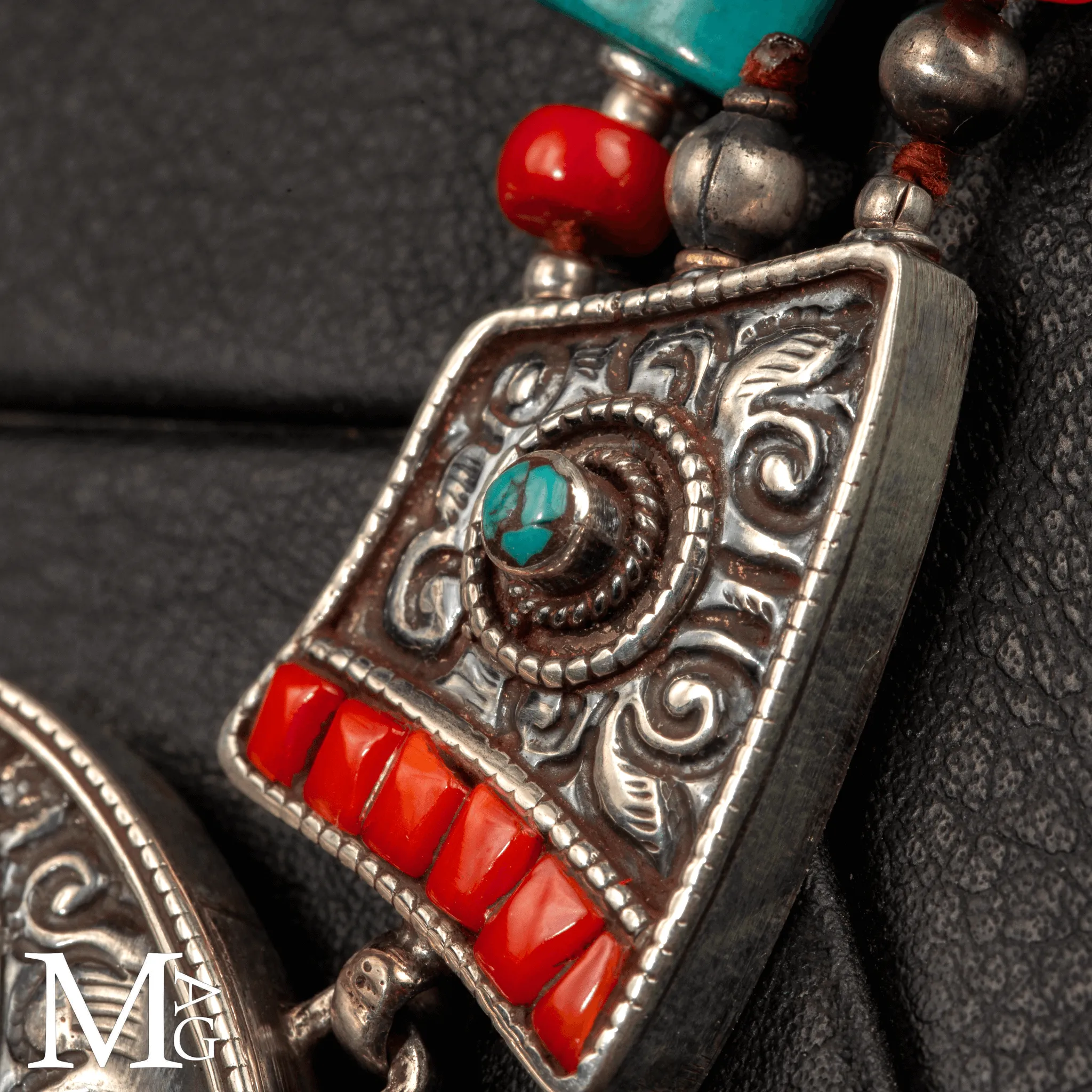 Collana Himalayana Cerimoniale in Argento Cesellato, Ambra, Corallo e Turchese.
