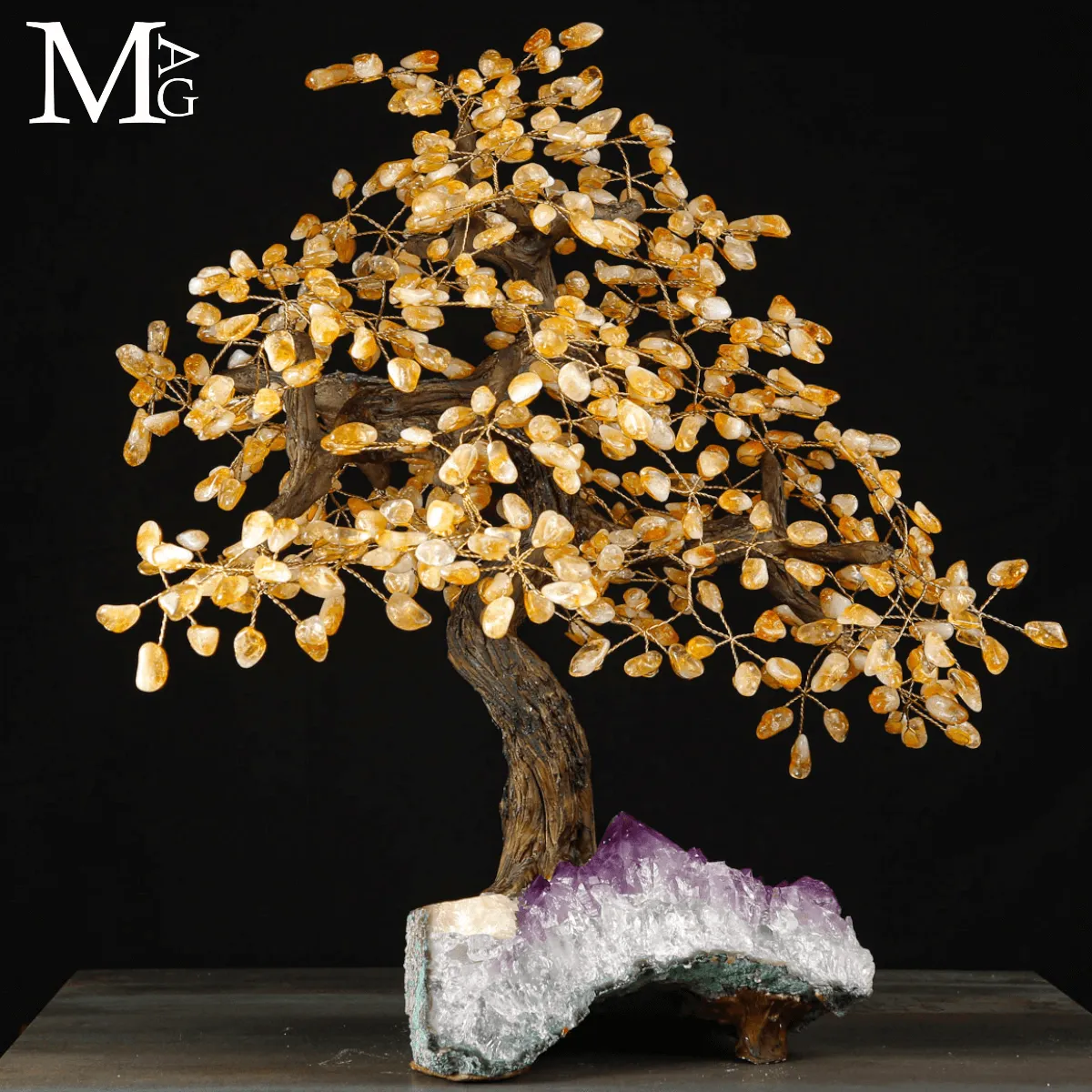 Albero della Vita: Bonsai di Quarzo Citrino su Base di Drusa di Ametista .