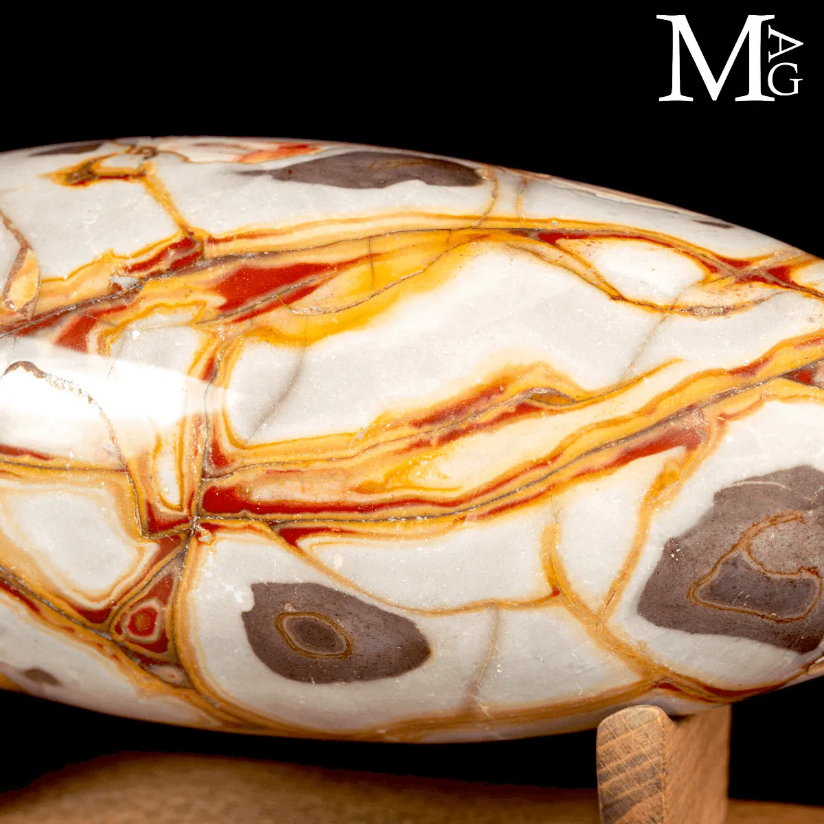 Shiva Lingam in Diaspro Agatizzato.