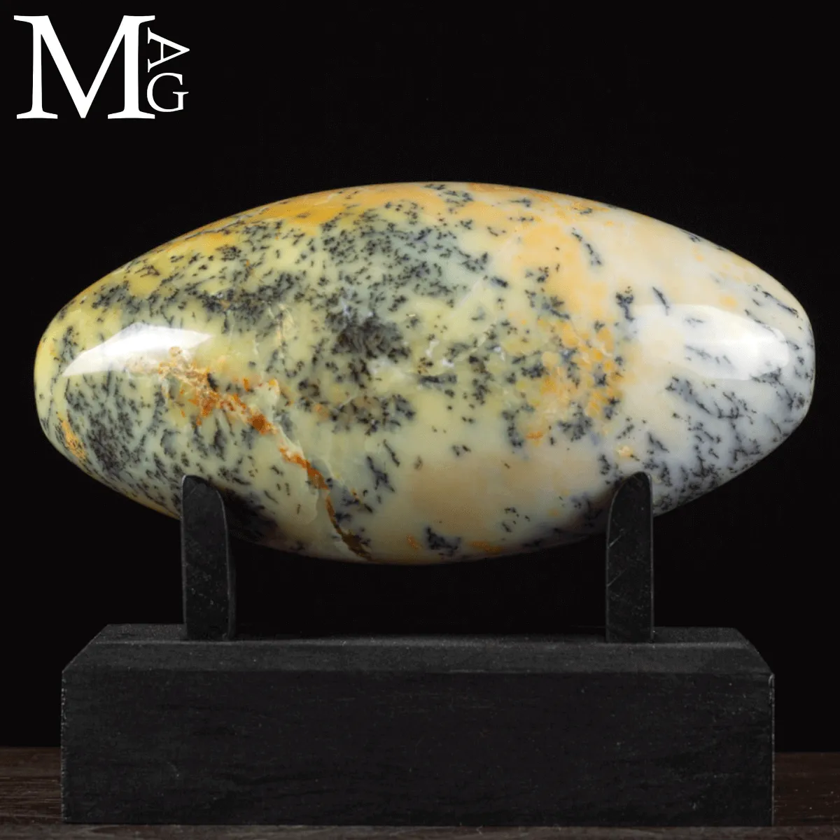 Shiva Lingam in Opale Dendritico.