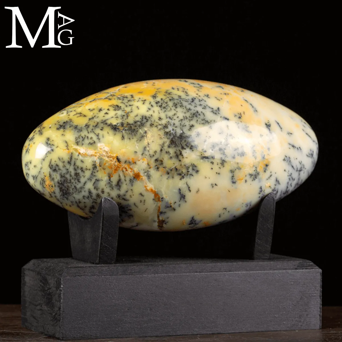 Shiva Lingam in Opale Dendritico.