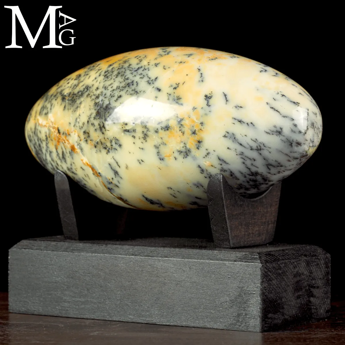 Shiva Lingam in Opale Dendritico.