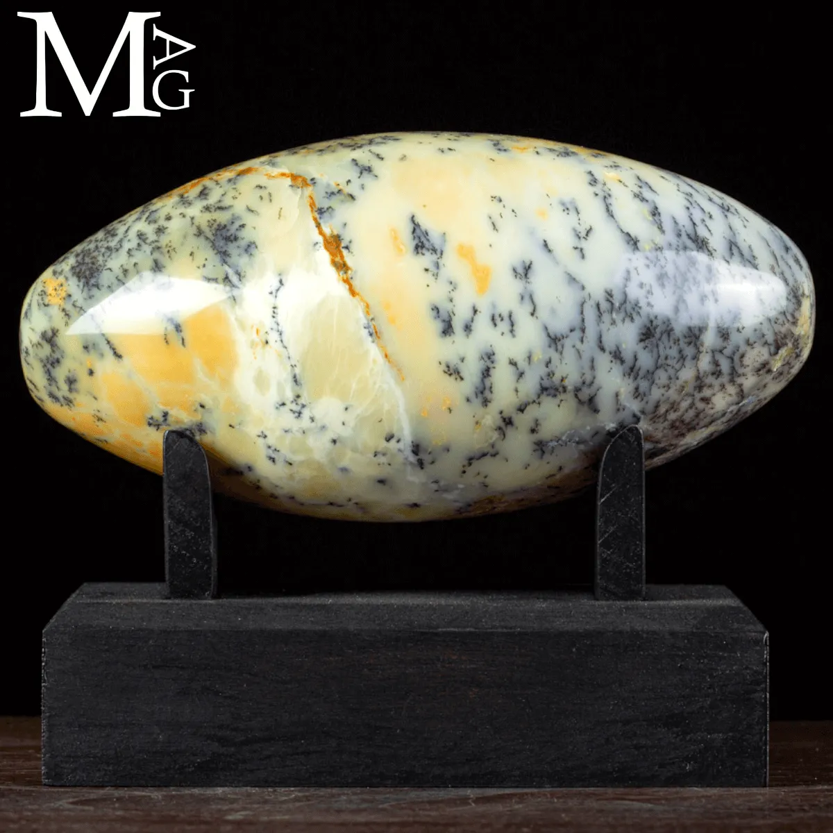 Shiva Lingam in Opale Dendritico.