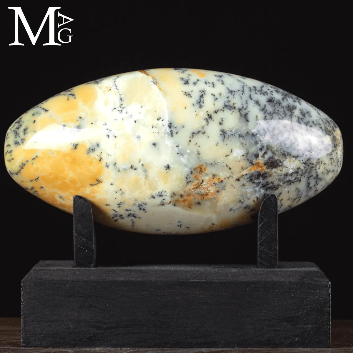 Shiva Lingam in Opale Dendritico.