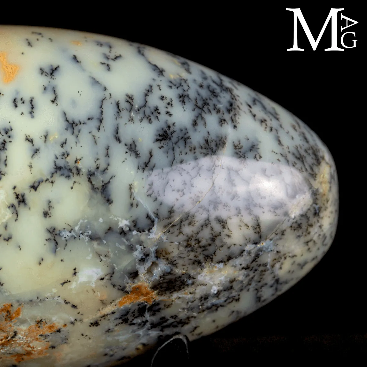 Shiva Lingam in Opale Dendritico.