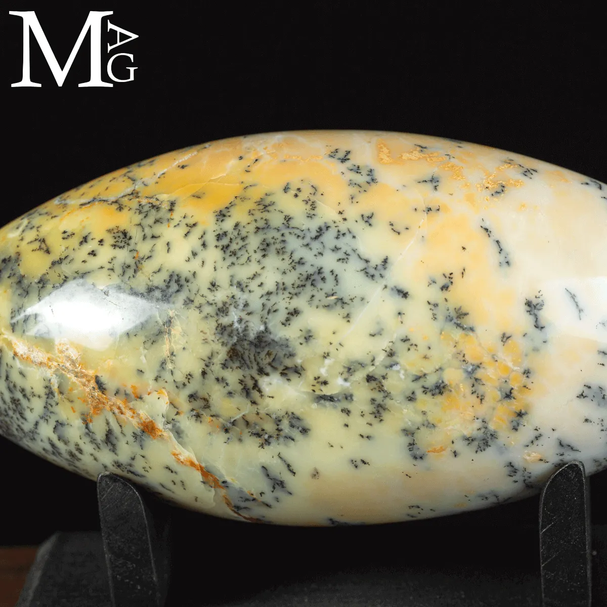 Shiva Lingam in Opale Dendritico.